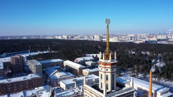 机机车里雅宾斯克雪城全景 冬天城市森林以松树在背景 有汽车的主街 科学与发展中心 工程教育体系 — 图库视频影像