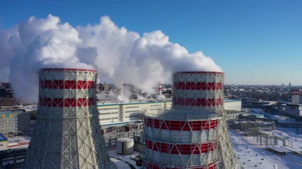 无人机极其接近几个钢管之间的飞行 穿过烟云 工业园景观在冬季雪夜 空气排放从制造业 车里雅宾斯克 — 图库视频影像