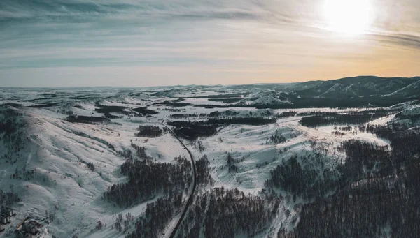 Havadan görünüm; Ural Dağları üzerinde drone uçuş
