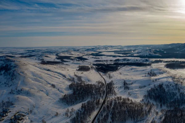 Havadan görünüm; Ural Dağları üzerinde drone uçuş