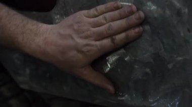 Otomobil tamiri süreci; Tamirci Kaynak araba gövdesi; yolda kazadan sonra araba kapısının uyum; Onarım servis işçisi hasarlı araba düzeltmek; metal gövdesi düzeltmek için kaynak donanımları ile çalışma