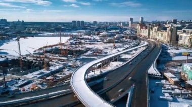 İnşaat alanı vinç makineleri hava drone Timelapse görünümü; yol kavşağının yeni segmenti; Modern altyapının geliştirilmesi Chelyabinsk; panoramik şehir manzarası; Şangay işbirliği organizasyonu