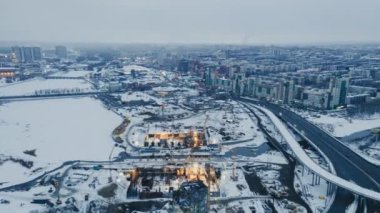 İnşaat alanı vinç makineleri hava drone Timelapse görünümü; yol kavşağının yeni segmenti; Modern altyapının geliştirilmesi Chelyabinsk; panoramik şehir manzarası; Şangay işbirliği organizasyonu