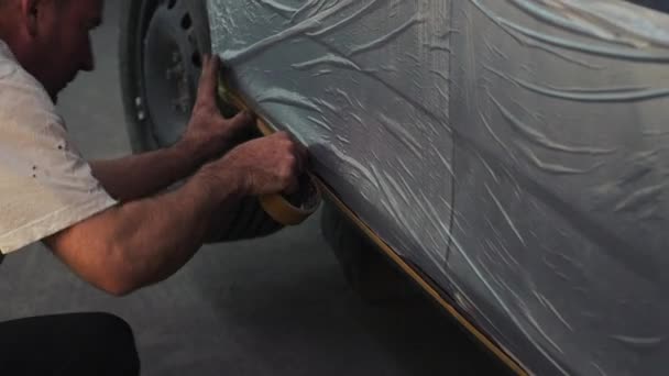 Proces Van Het Repareren Van Auto Reparateur Sproeien Stof Carrosserieën — Stockvideo