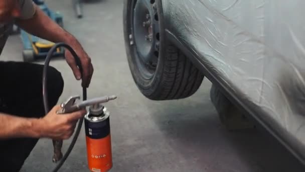 Proces Van Het Repareren Van Auto Reparateur Sproeien Stof Carrosserieën — Stockvideo