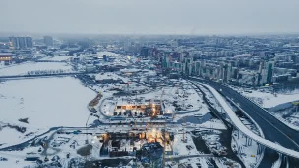 Vzdušné Přeběhy s výhledem na jeřáby strojů staveniště; nový úsek silničního uzlu; rozvoj moderní infrastruktury Chelyabinsk; panoramatický Cityscape; Šanghajská spolupráce