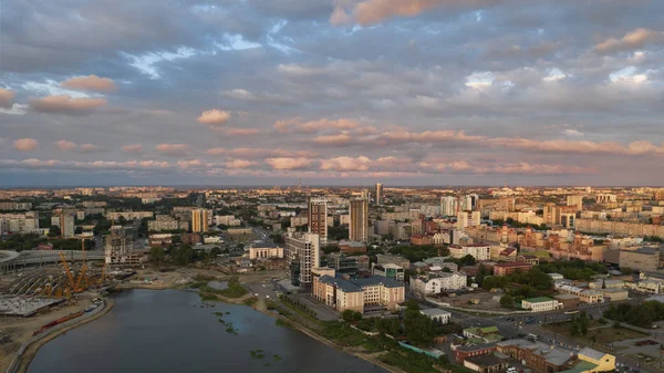 Вид з повітря; безпілотник рухається вперед по центру міста — стокове фото