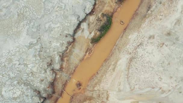 鸟瞰。无人机在污染严重的河流上移动,卡拉巴什 — 图库视频影像