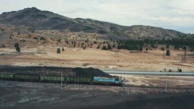 Tren siyah dökümleri arasında ileri hareket, kirlenmiş arazi, hiçbir bitki örtüsü. doğada insanların antropojenik etkisi ile korkunç manzara. Eski bitki taşıma sistemi. Havadan görünüm