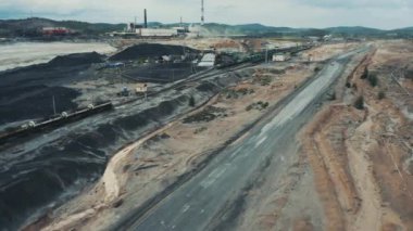 Kirlenmiş arazi, endüstriyel site, bakır bitki. modernleşme ve yenileme ile sorun. Hava kontaminasyonu ve zararlı gazlar emisyonları. ekolojik felaket bölgesi. Hava, drone ileri uçan