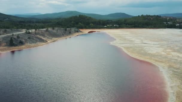 생산 현장과 분홍색 물 저수지의 공중 보기 — 비디오
