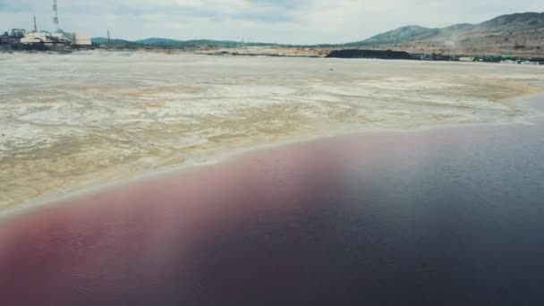 Vista aérea del sitio de producción y del depósito de agua rosa — Vídeos de Stock