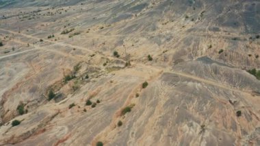Bakır üretiminin hava emisyonları ile kirletilmiş doğal peyzaj. ölü bitki örtüsü ve kirletilmiş arazi. ekoloji sorunu, temiz hava ve sağlıklı. drone dağ etrafında uçuyor. Havadan görünüm