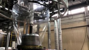 Plastik ve esnek polimer paketleme üretiminin görüntüleri; modern makine ve ekipman; okyanus kirliliği, atık üretimi, tüketim konsepti; Atık geri dönüşümü ve yeniden kullanılabilirlik