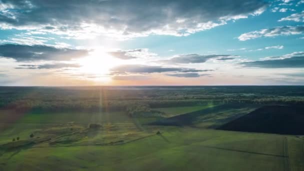 Hermoso Cielo Atardecer Sobre Verde Prado Con Bosque Mixto Campos — Vídeos de Stock