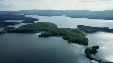 Su resevoir orman Adaları hava drone görünümü