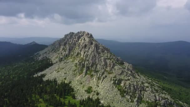 Luftaufnahme. Drohne bewegt sich in der Nähe einer felsigen Klippe — Stockvideo