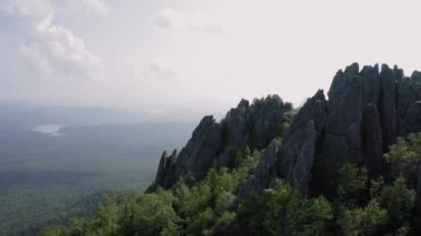 Havadan görünüm. drone kayalık uçurumun yakınında ileriye doğru hareket