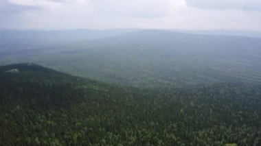 havadan görünüm. drone kayalık uçurumun yakınında geriye doğru hareket
