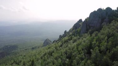 havadan görünüm. kayalık bir uçurumun yakınında hareket eden drone