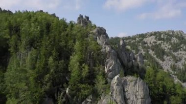 havadan görünüm. drone kayalık uçurumun yakınında geriye doğru hareket