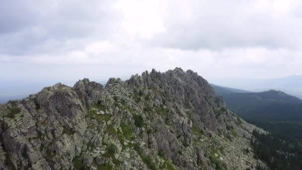 Вид з повітря. безпілотник рухається вбік по скелястій скелі — стокове відео
