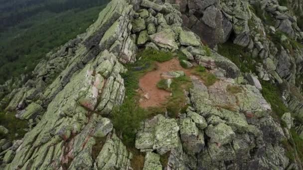Havadan görünüm. kayalık bir uçurumun yakınında hareket eden drone — Stok video