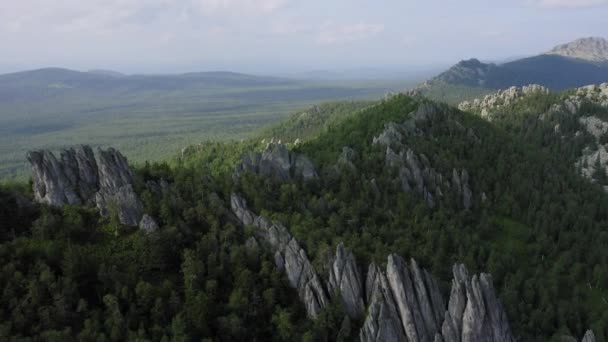 Vista aérea. dron moviéndose hacia los lados a lo largo de acantilado rocoso — Vídeos de Stock