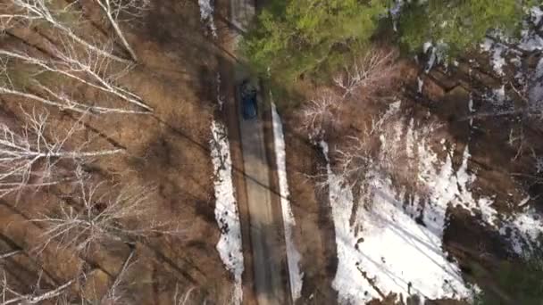 Vista aérea del coche en movimiento en la carretera — Vídeos de Stock