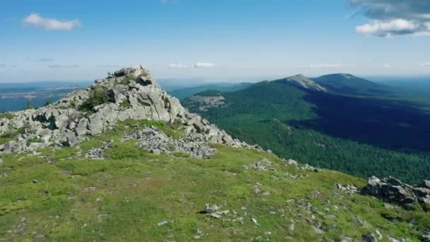 Widok z lotu ptaka na pasmo górskie Suka w Ural, dron lata w pobliżu kamieni i głazów — Wideo stockowe