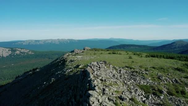 Dron leci do przodu nad pasmem górskim o zachodzie słońca. Sylwetka wierzchołków góry — Wideo stockowe