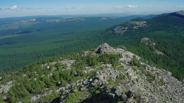 Flygfoto över bergskedjan med panna av igenväxta backar och stentoppar — Stockvideo