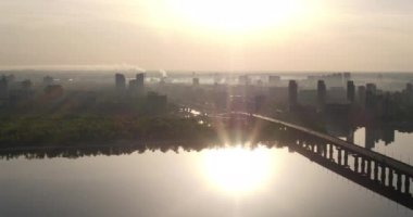 Sisli şafak Kiev'de Dinyeper Nehri üzerinde