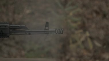 Çok yavaş hareket 2k. Atıcılık spor. Kalaşnikof saldırı tüfeği vurdu.