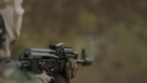 Super slow motion 2K. Sparatoria sportiva. Colpito da fucile d'assalto Kalashnikov . — Video Stock