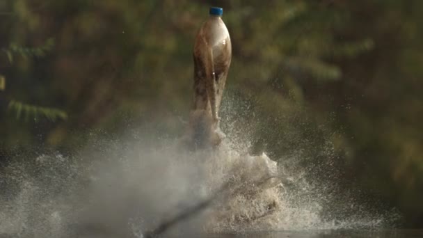 2 k Super slow motion. Unikátní záběr. Láhev vzlétne jako raketa. Kulka zasáhne láhev Coly. — Stock video