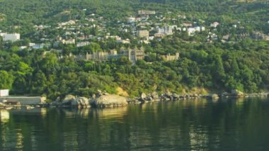 Crimea. Sahil hava manzara Vorontsov Sarayı. Kırım ana yerlerinden biridir. Süper ağır çekim uçuş yakalama. Snset zaman.