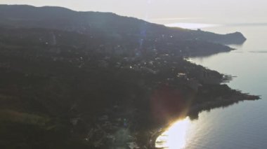 İnanılmaz hava deniz kıyı şeridi manzara. Uçuş Kırım şehir Yalta üzerine. Yaz günbatımı zamanı.