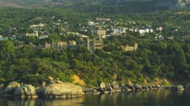 Crimea. Sahil hava manzara Vorontsov Sarayı. Kırım ana yerlerinden biridir. Süper ağır çekim uçuş yakalama. Snset zaman.