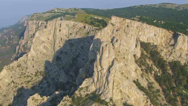 Csodálatos légifelvételek. Repülés alatt a rock-csúcs, a Krími-hegység. Nyári napnyugta időpontja. Szuper lassú mozgás. — Stock videók