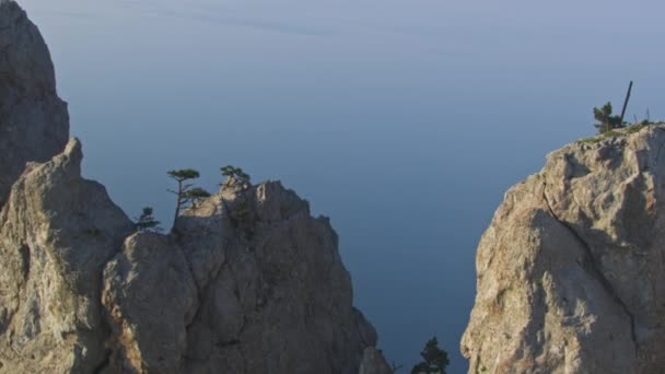Geweldige luchtfoto. Vlucht over de rock-piek van de berg Ai-Petri. Super slow motion. Krim Jalta stad. Zomer dagtijd. — Stockvideo