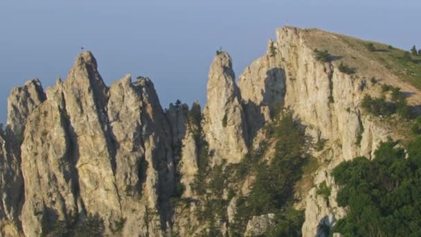 Csodálatos légifelvételek. Repülés alatt a rock-csúcs, hegy Ai-Petri. Szuper lassú mozgás. Krím Yalta város. Nyári nap idő. — Stock videók