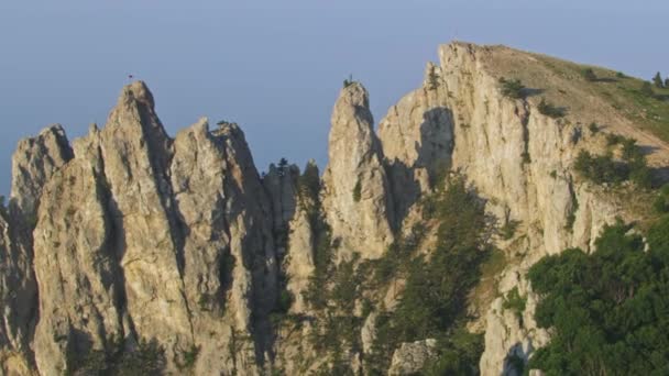 Erstaunliche Luftaufnahme. Flug über den Felsgipfel des Berges ai-Petri. Superzeitlupe. Krim-Jalta-Stadt. Sommerzeit. — Stockvideo