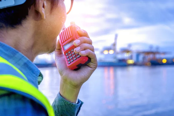 Ingenieur Walkie Talkie Met Scheepvaart Werf — Stockfoto