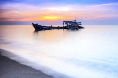Deniz manzarası fotoğraf, eski batık veya terk edilmiş batık, kumsalda stand Wrecked tekneyi terk edilmiş.