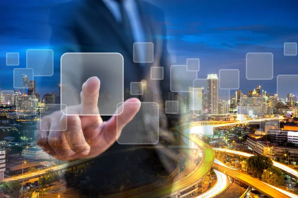 Kentsel şehir arka plan ile akıllı işadamı dokunmatik teknoloji