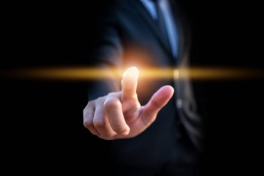 Siyah arka plan ile akıllı işadamı poz dokunmadan teknoloji ve parlama ışık