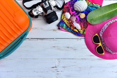 İş zor tatil zaman yolculuğu sonra dinlenme, yaz sezonu seyahat çantası kamera plaj şapka güneş gözlüğü ile beyaz ahşap arka plan üzerinde