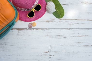 İş zor tatil zaman yolculuğu sonra dinlenme, yaz sezonu seyahat çantası plaj şapka güneş gözlüğü ile beyaz ahşap arka plan üzerinde