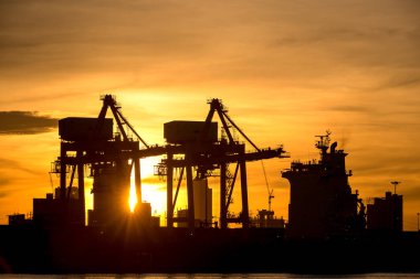 İthalat İhracat Sanayi, sabah saat bağlantı noktası taşımacılığında gündoğumu ve siluet